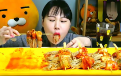 小姐姐吃泡菜金针菇视频,小姐姐现场教学，快来学做这道家常菜！