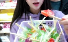 小姐姐吃最酸的糖是什么,小姐姐品尝史上最酸糖