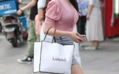 街拍胖小姐姐穿衣服照片,街头风采尽显自信魅力