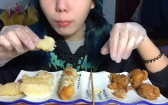 逗比小姐姐吃鸡蛋糕视频,太可爱了！