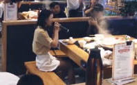 火锅店小姐姐对唱歌曲,唱响冬日暖阳