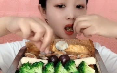 小姐姐吃完一整盘火鸡面,挑战极限！小姐姐独吞一整盘火鸡面