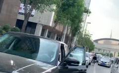 路虎小姐姐开后备箱图,尽显时尚风范